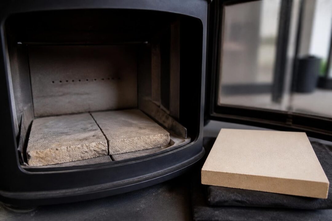 découvrez le rôle essentiel de la pierre réfractaire dans votre poêle à bois, comment détecter son usure et les étapes pour son remplacement efficace.