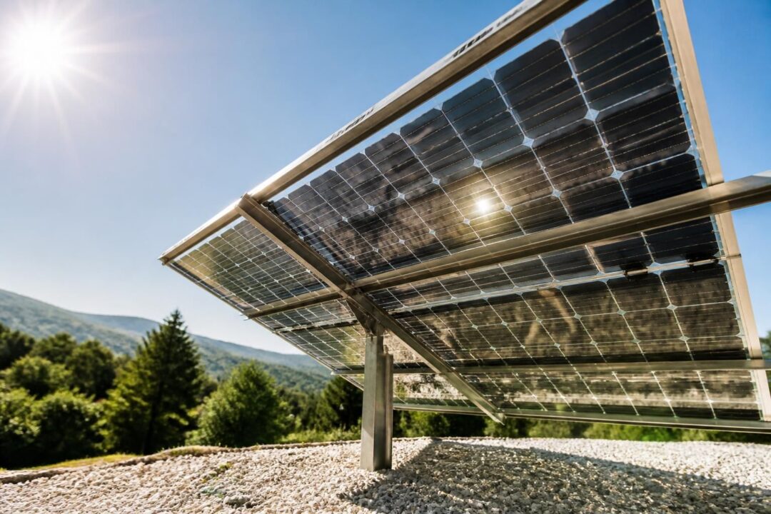découvrez les avantages concrets des panneaux solaires bifaciaux et explorez des cas pertinents d'utilisation pour optimiser votre production d'énergie solaire.
